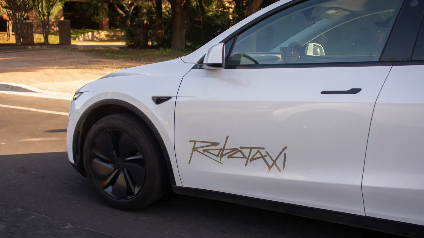 Cơ quan an toàn Mỹ làm việc với Tesla về sự cố taxi tự động